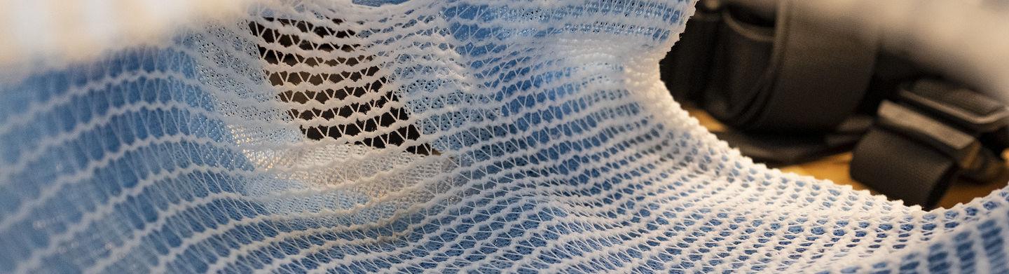 一种白色的塑料网材料，用于动物假肢的开发.