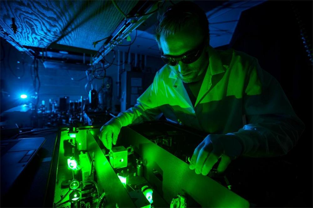 化学学生在亿德体育博格特实验室操作设备.